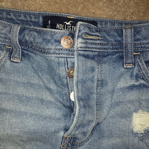 Ripped denim shorts with buttons - Picture 2 of 3